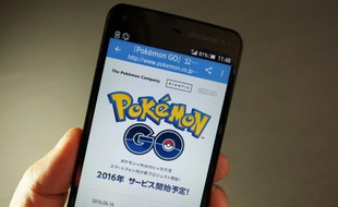 Le jeu Pokémon Go sur un téléphone portable à Tokyo le 13 juillet 2016