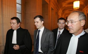 L'audience disciplinaire du juge Fabrice Burgaud a débuté lundi matin devant le Conseil supérieur de la magistrature (CSM) avec une dénonciation par sa défense d'une volonté politique "d'avoir la tête du juge Burgaud" pour son instruction décriée de l'affaire de pédophilie d'Outreau.