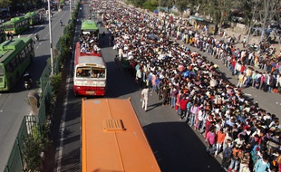 A New Dehli, en Inde, après l'annonce du confinement total du pays, des milliers de travailleurs sans emplois souhaitent retourner dans leur village. Le 28 mars 2020