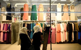 Deux femmes devant un stand de vêtements lors la 33e Rencontre annuelle des musulmans de France (RAMF), le 19 mai 2016