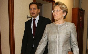 La ministre de l'Intérieur, Michelle Alliot-Marie, et Patrick Karam, délégué interministériel à l'Outre-mer, lors du lancement des Etats Généraux de l'Outre Mer, à Paris le 22 avril 2009.