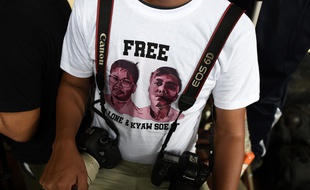 Un journaliste revêt un t-shirt en soutien à ses confrères, le 27 août 2018.