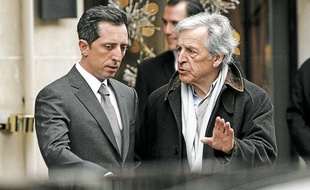 Gad Elmaleh en requin de la finance, à contre-pied de ses rôles comiques habituels.