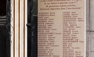 La plaque commémorative de la rafle de la rue Saint-Catherine à Lyon.