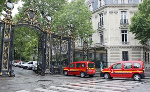 Voitures de secours stationnées à l'entrée du Parc Monceau à Paris, le 28 mai 2016