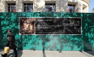 Dix ans après avoir brutalement fermé boutique en France, laissant 1.700 salariés sur le carreau, l'enseigne britannique Marks & Spencer rouvrira ses portes jeudi à 11H30 au numéro 100 de l'avenue des Champs-Elysées.