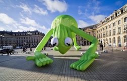 Une grenouille verte géante sur la place Vendôme enflamme les réseaux