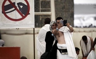 Des pèlerins musulmans prennent un selfie pendant le rituel de la lapidation à Mina, près de La Mecque, le 4 octobre 2014