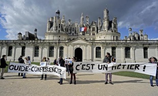 Des guides-conférenciers manifestent devant le château de Chambord (Loir-et-Cher), le 2 mars 2015, contre le projet de réforme de leur profession