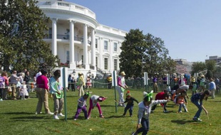 Des dizaines de milliers de personnes ont envahi la pelouse de la Maison Blanche lundi à Washington pour participer à la traditionnelle chasse aux oeufs de Pâques, malgré des budgets très resserrés cette année.