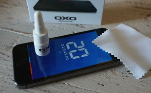 En appliquant quelques goûtes du produit, on protège l'écran de son téléphone des rayures...