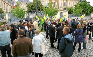 Des militants de l'UDB et d'Europe Ecologie-Les Verts étaient présents.