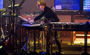 Jean-Michel Jarre sur scène à Moscou en Russie, le 18 octobre 2011.