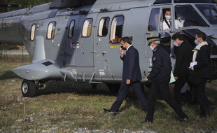 Le président Emmanuel Macron arrive à Breil-sur-Roya, le mercredi 7 octobre 2020, dans un hélicoptère de l'armée de l'air.