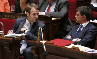 Le ministre de l'Economie Emmanuel Macron (g), en compagnie du Premier ministre Manuel Valls le 16 septembre 2014 à l'Assemblée Nationale