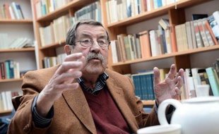 L'écrivain allemand Günter Grass fustige la décision d'Israël de le déclarer persona non grata, la comparant à l'interdiction de territoire prononcée à son encontre par la RDA et la Birmanie, dans un texte à paraître jeudi.