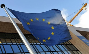 Le drapeau européen devant la Commission européenne, à Bruxelles
