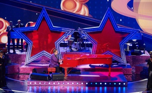 Le chanteur Elton John sur la scène de la 92e cérémonie des Oscars
