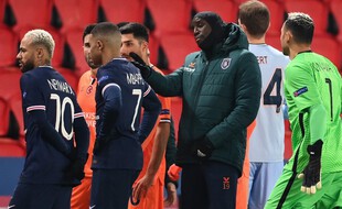 Le match PSG-Basaksehir a été interrompu pour soupçon d'insultes racistes de la part du quatrième arbitre.