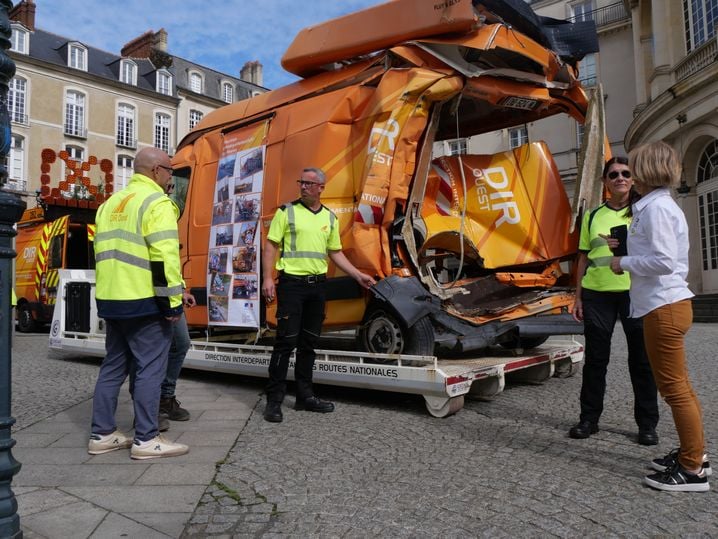 Pour sensibiliser la population aux dangers de leur métier, les agents de la Direction des routes de l'Ouest montrent l'un de leurs camions acccidentés. 