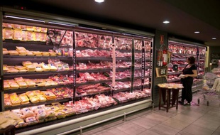 Une femme choisit de la viande rouge dans un supermarché de Montevideo, le 2 novembre 2012 en Uruguay