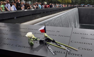 Les noms des victimes des attentats new-yorkais sont gravés au mémorial qui se trouve à l'endroit exact où se dressaient les tours jumelles.