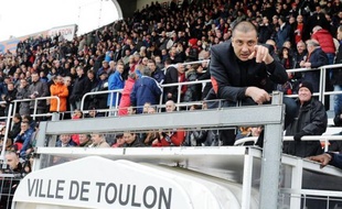 Toulon a écrasé Bayonne (50-10), avec le bonus offensif, samedi au stade Mayol lors de la 16e journée du Top 14 de rugby, sous les yeux de son président Mourad Boudjellal, suspendu de terrain pendant 130 jours et qui a assisté au match depuis le toit du tunnel menant au terrain. constaté l'AFP