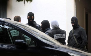 Des policiers lors d'une opération visant une cache de l'organisation séparatiste basque ETA le 28 mai 2015 à Biarritz