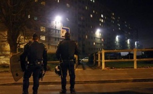 Un calme tendu a régné mercredi soir à Villiers-le-Bel, banlieue du nord de Paris théâtre de deux nuits de violences, où les forces de l'ordre étaient, comme la veille, déployées en force.