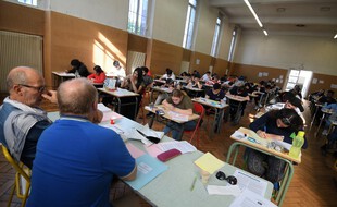 Des lycéens durant l'épreuve de philosophie du bac 2019 au lycée Pasteur de Strasbourg.
