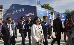 Anne Hidalgo lors d'une visite de la fan-zone installée sur le Champs de Mars, le 9 juin.