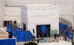 La tombe de Yasser Arafat a été ouverte mardi quelques heures afin d'effectuer des prélèvements, confiés à des experts internationaux qui doivent tenter de déterminer huit ans après sa mort si le dirigeant historique palestinien a été empoisonné.