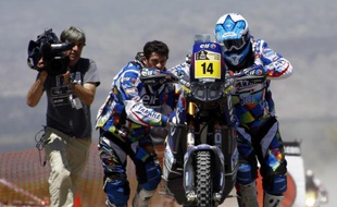 Le pilote français David Casteu, aidé par son coéquipier Olivier Pain pour redémarrer sa moto, le 3 janvier 2012 à San Juan.