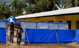 Des ouvriers construisent un centre d'accueil pour les malades d'Ebola, à Lokomasama, dans le centre de la Sierra Leone, le 8 novembre 2014