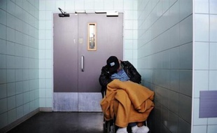 Avec le regain du grand froid attendu dans la nuit de mardi à mercredi sur pratiquement tout l'Hexagone, pouvoirs publics et associations renforcent encore leur mobilisation pour porter secours aux sans-abri.