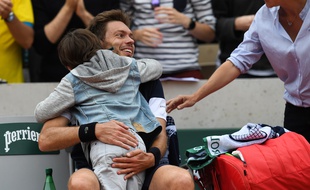 Le gros calin entre Nicolas Mahut et son fils