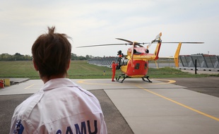 Base de Dragon 67 à Entzheim, hélicoptère de la Sécurité civile et para-médicalisé par les Hôpitaux universitaires de Strasbourg SAMU 67. Strasbourg le 30 08 2017.