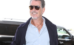 L'acteur Pierce Brosnan à l'aéroport LAX.