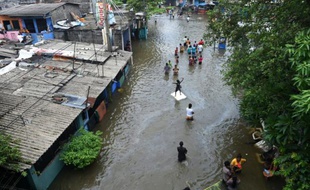 Des habitants de Colombo fuient la capitale sri-lankaise inondée le 19 mai 2016