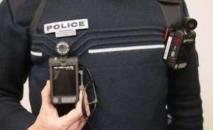 Ces caméras-piétons se portent au niveau du torse.