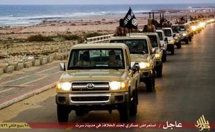 Image des troupes de l'organisation Etat islamique dans la ville de Syrte, en Libye, diffusée par leur média de propagande, Welayat Tarablos, le 18 février 2015