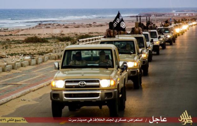 Image des troupes de l'organisation Etat islamique dans la ville de Syrte, en Libye, diffusée par leur média de propagande, Welayat Tarablos, le 18 février 2015 Image des troupes de l'organisation Etat islamique dans la ville de Syrte, en Libye, diffusée par leur média de propagande, Welayat Tarablos, le 18 février 2015