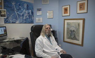 Le professeur Didier Raoult, dans l'hôpital de la Timone, le 27 février 2020.
