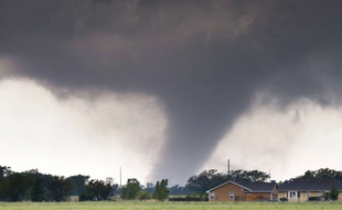 Une tornade dans le Kansas (Etats-Unis), le 6 mai 2015.