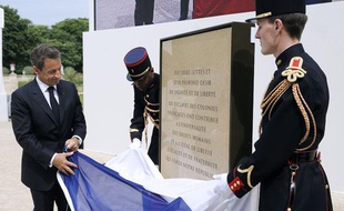 Le président de la République Nicolas Sarkozy dévoile une stèle au jardin du Luxembourg, à Paris, pour commémorer l'abolition de l'esclavage en 1848, le 10 mai 2011.
