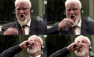 Slobodan Praljak ingère du poison lors de son audience devant le Tribunal pénal international pour l'ex-Yougoslavie le 29 novembre 2017.