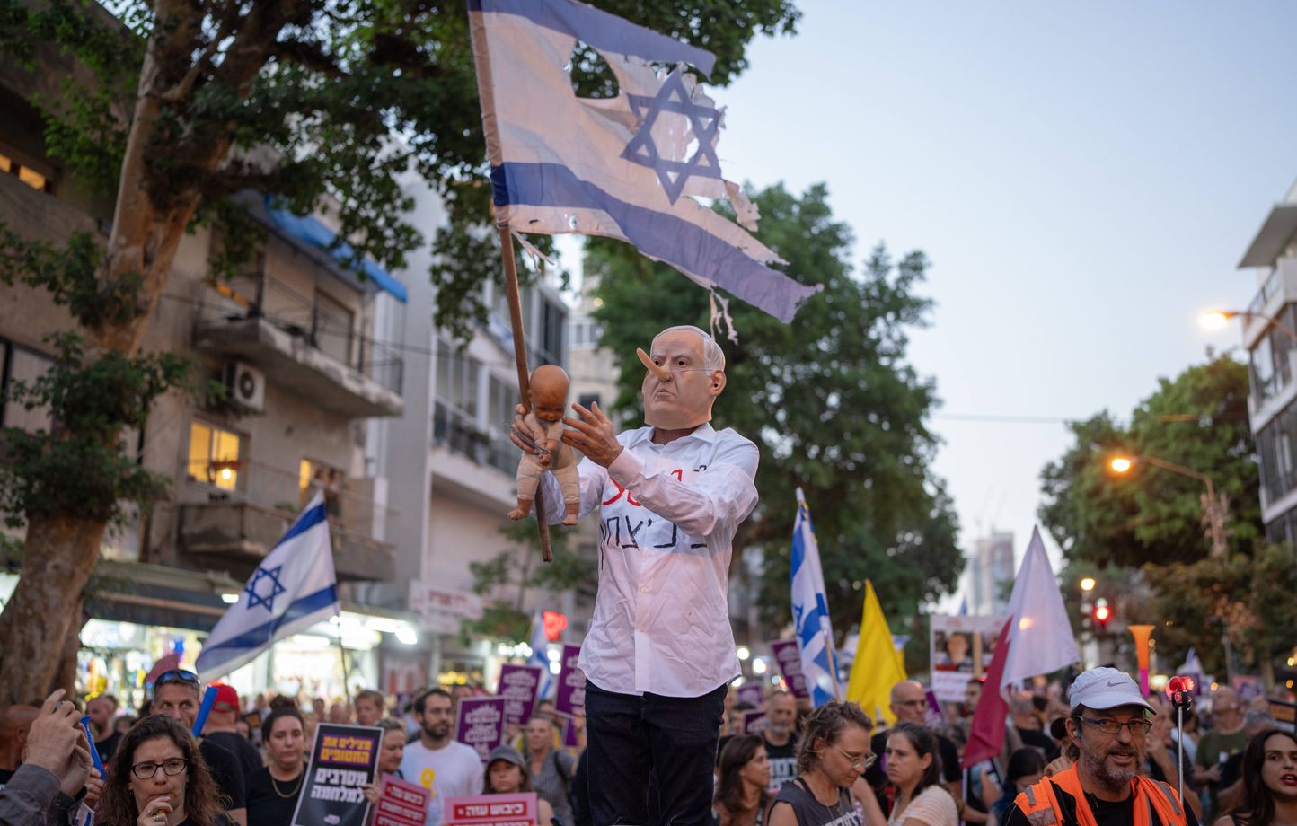 Conflit au Proche-Orient : Des milliers de manifestants en Israël contre le plan de Netanyahou à Gaza thumbnail