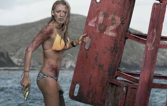 En 2016, C’est au tour de Blake Lively d’affronter le monstre des mers dans « Instinct de survie » ( « The Shallows »). Comme le nom du film l’indique, Blake va beaucoup (beaucoup, beaucoup) lutter pour sauver sa peau.