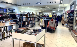 La boutique Ikos de Bordeaux propose des vêtements, des livres et des meubles de seconde main ou recyclés.