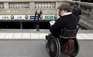 Un homme handicapé en chaise roulante le 13 mai 2014 à Paris.